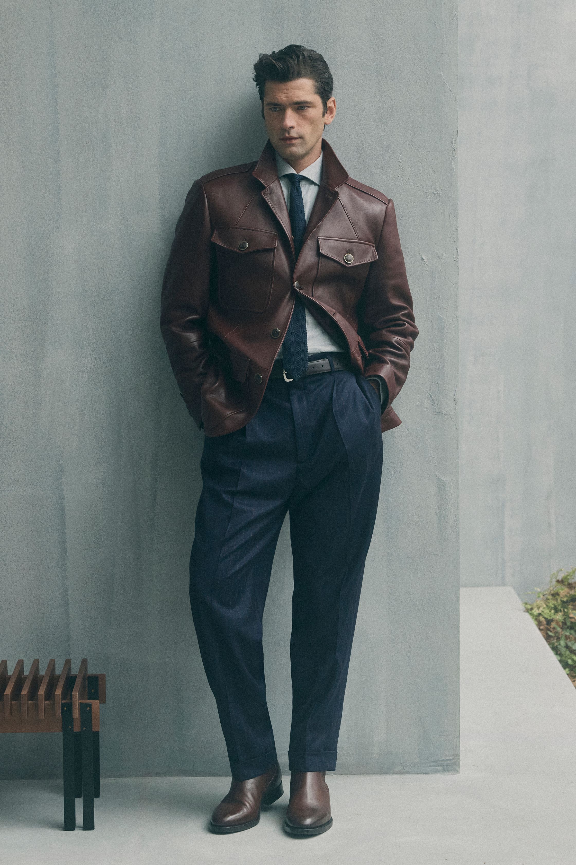Brunello Cucinelli 再次以“人文奢华”诠释当代男装理想状态。系列在建筑感空间中展开，柔和米色、象牙白与暖驼色构成品牌标志性的精神配色。西装、针织与休闲单品之间的边界被彻底弱化，强调身体与服装之间的舒适关系。奢华不再是视觉张扬，而是穿着者才能感知的分寸与温度，呈现出一种高度文明化的生活方式-顽石频道趋势研究